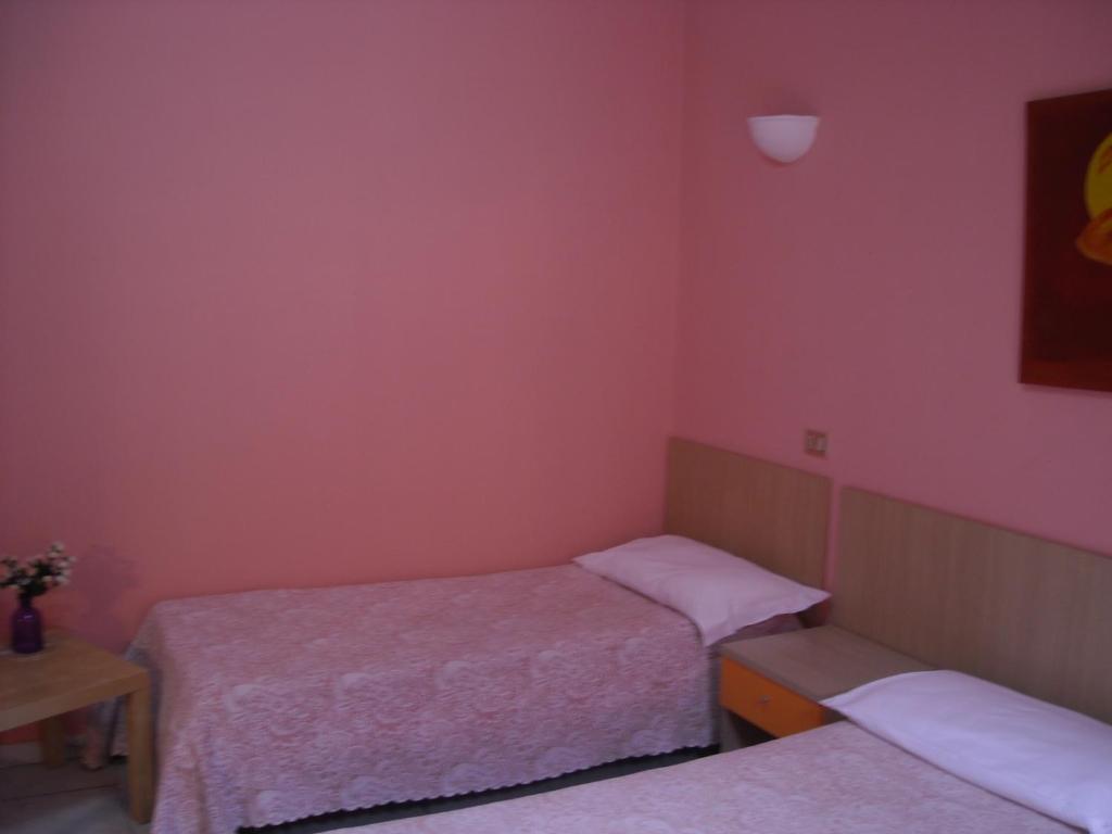 Hotel New Baby Caserta Habitación foto